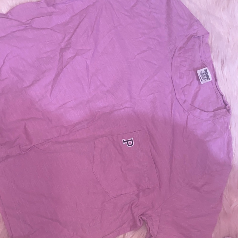 vs pink tee